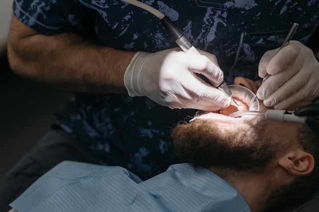 Kompleksowe badanie jamy ustnej – dobry stomatolog Kraków